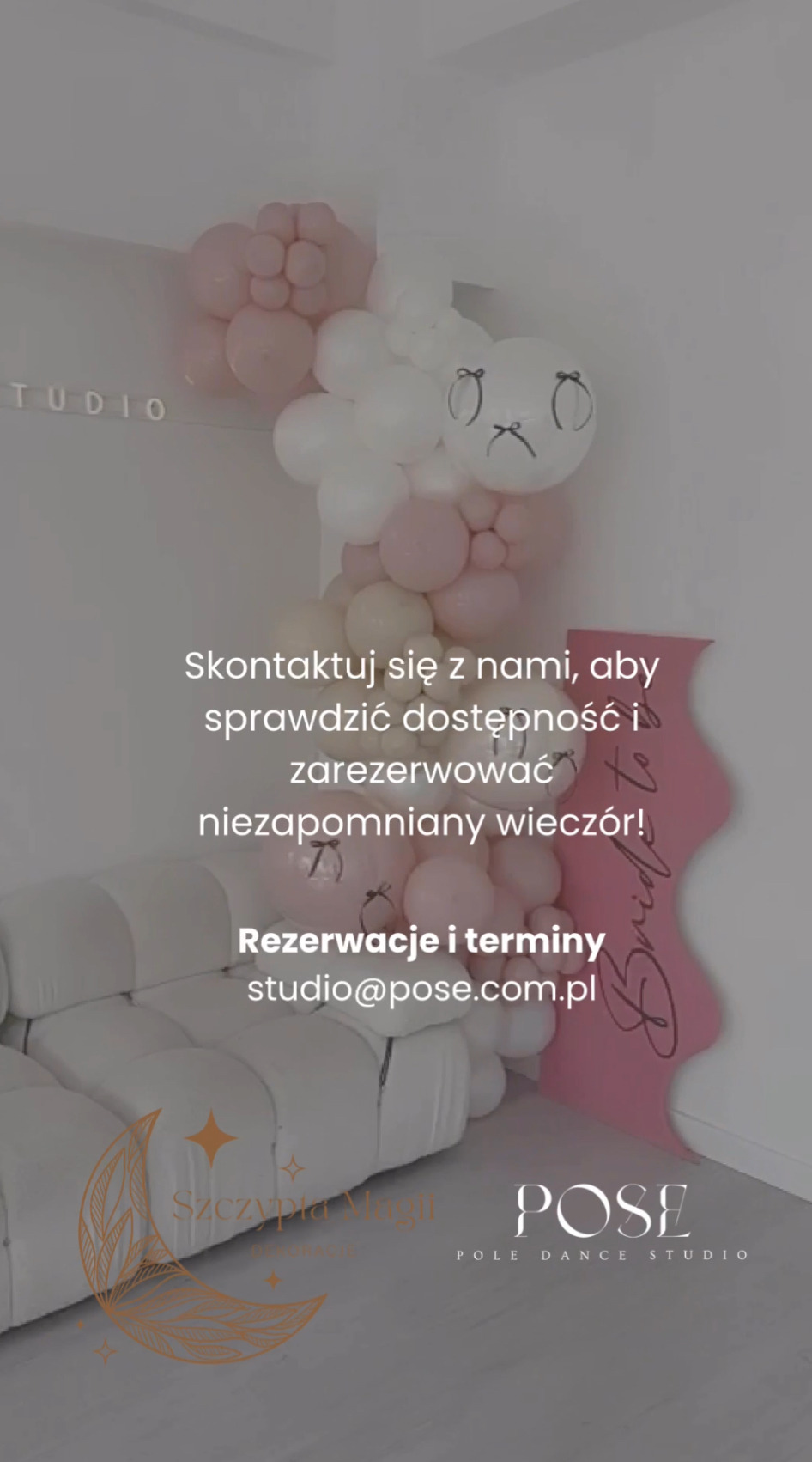Dekoracja balonowa w studio: różowe i białe balony, napis 'Bride to Be', biała sofa. Subtelna aranżacja na wieczór panieński w jasnym wnętrzu.