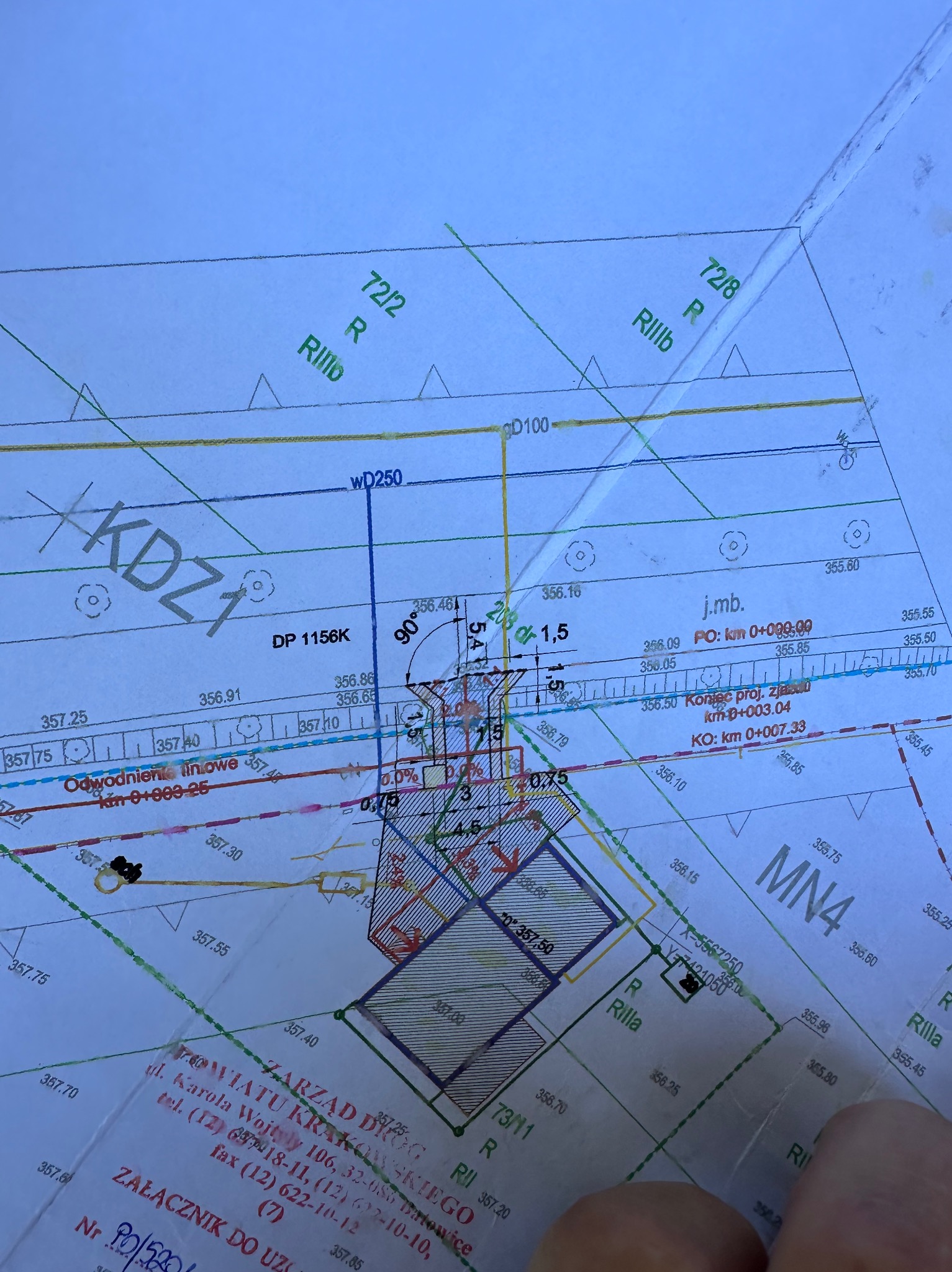Skan projektu zagospodarowania terenu z naniesionymi wymiarami i oznaczeniami działek. Widoczne numery działek, odległości i oznaczenia infrastruktury.