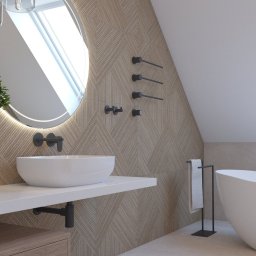 ARCHITEKA TOBIASZ KOCH - Nowoczesna łazienka na poddaszu z owalną umywalką, podświetlanym lustrem i dekoracyjną mozaiką. Minimalistyczne baterie w kolorze czarnym. Doświetlenie oknem dachowym.