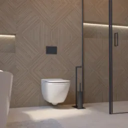 Nowoczesna łazienka z geometrycznym wzorem na ścianie, podwieszaną toaletą i kabiną prysznicową z czarnymi detalami. Minimalistyczny design z subtelnym oświetleniem.