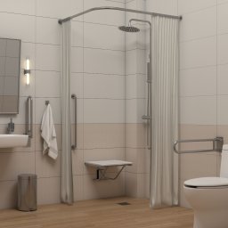 ARCHITEKA TOBIASZ KOCH - Nowoczesna łazienka z udogodnieniami dla osób niepełnosprawnych: poręcze, składane siedzisko pod prysznicem, minimalistyczny design, beżowo-białe płytki.