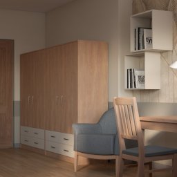 ARCHITEKA TOBIASZ KOCH - Pokój z biurkiem, krzesłem i szafą w jasnych odcieniach drewna. Na ścianie półki z książkami, lampka i zegar w stylu retro. Przytulne, funkcjonalne wnętrze.