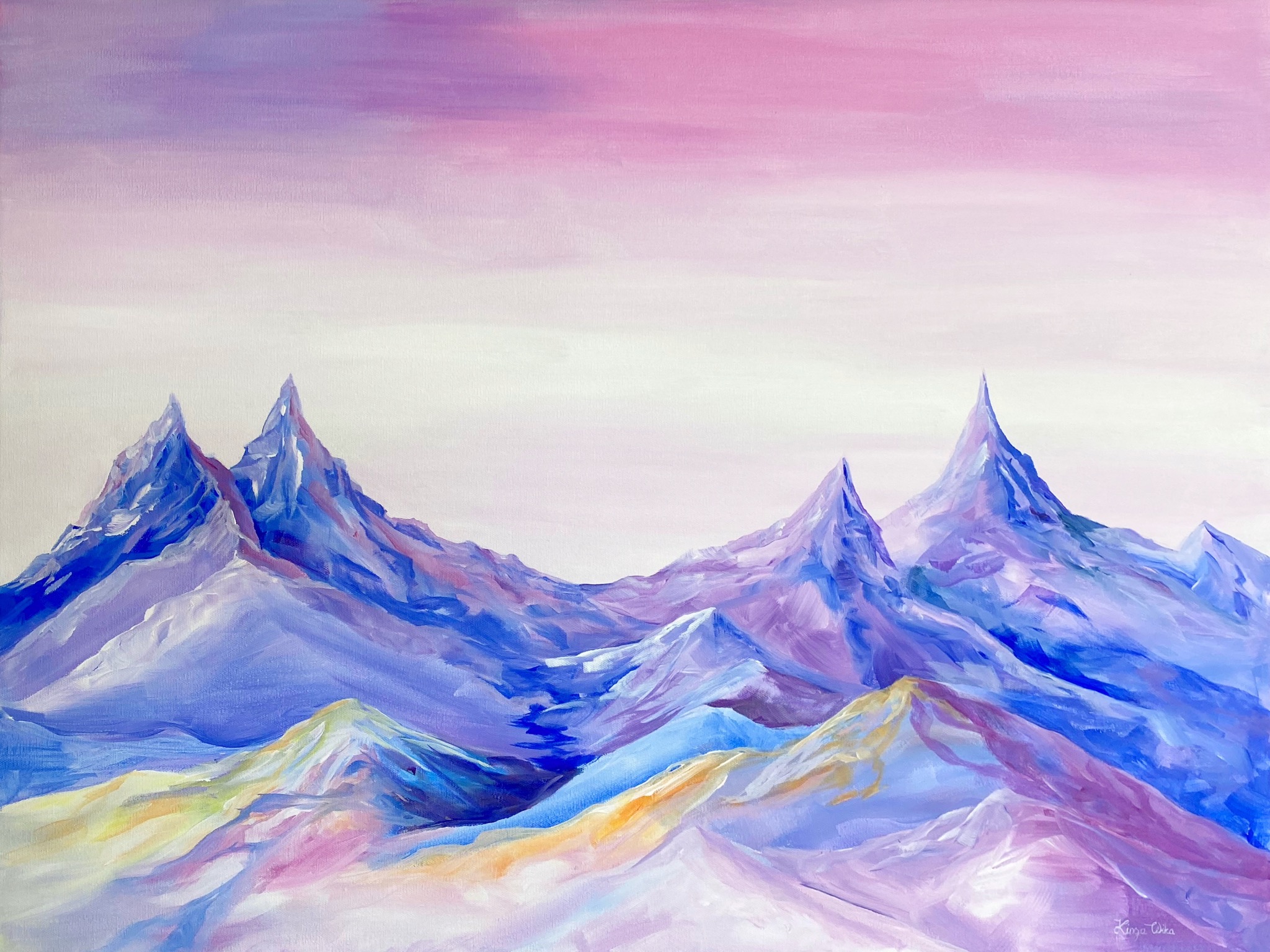 Akrylowy obraz górski w pastelowych odcieniach fioletu i błękitu, z podpisem artystki w prawym dolnym rogu.