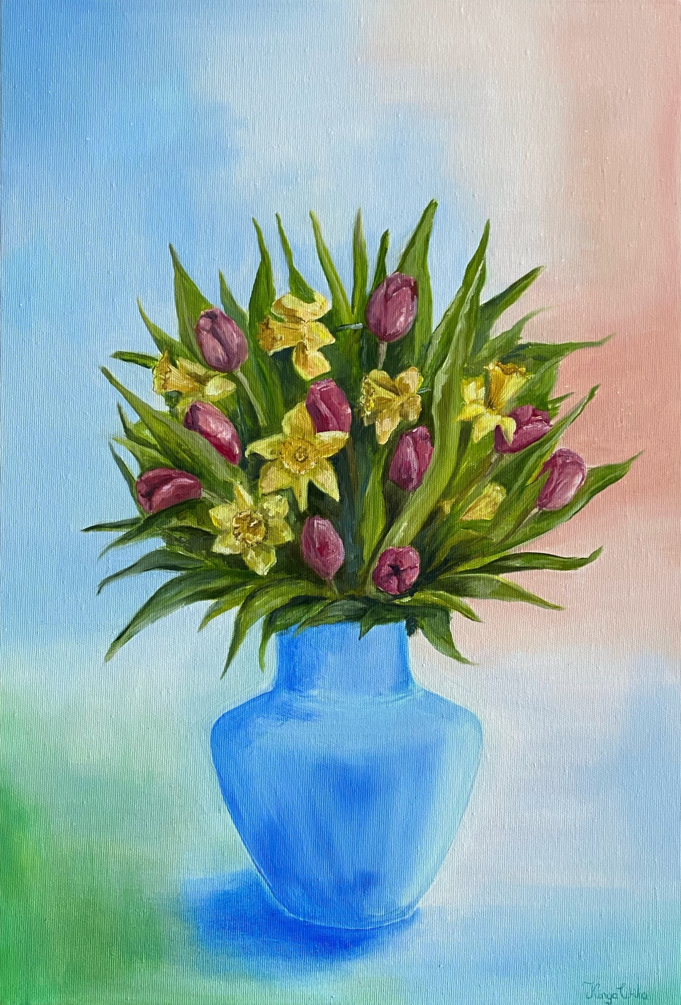 Martwa natura: bukiet tulipanów i narcyzów w błękitnym wazonie, malowany farbami olejnymi na płótnie z rozmytym, pastelowym tłem.