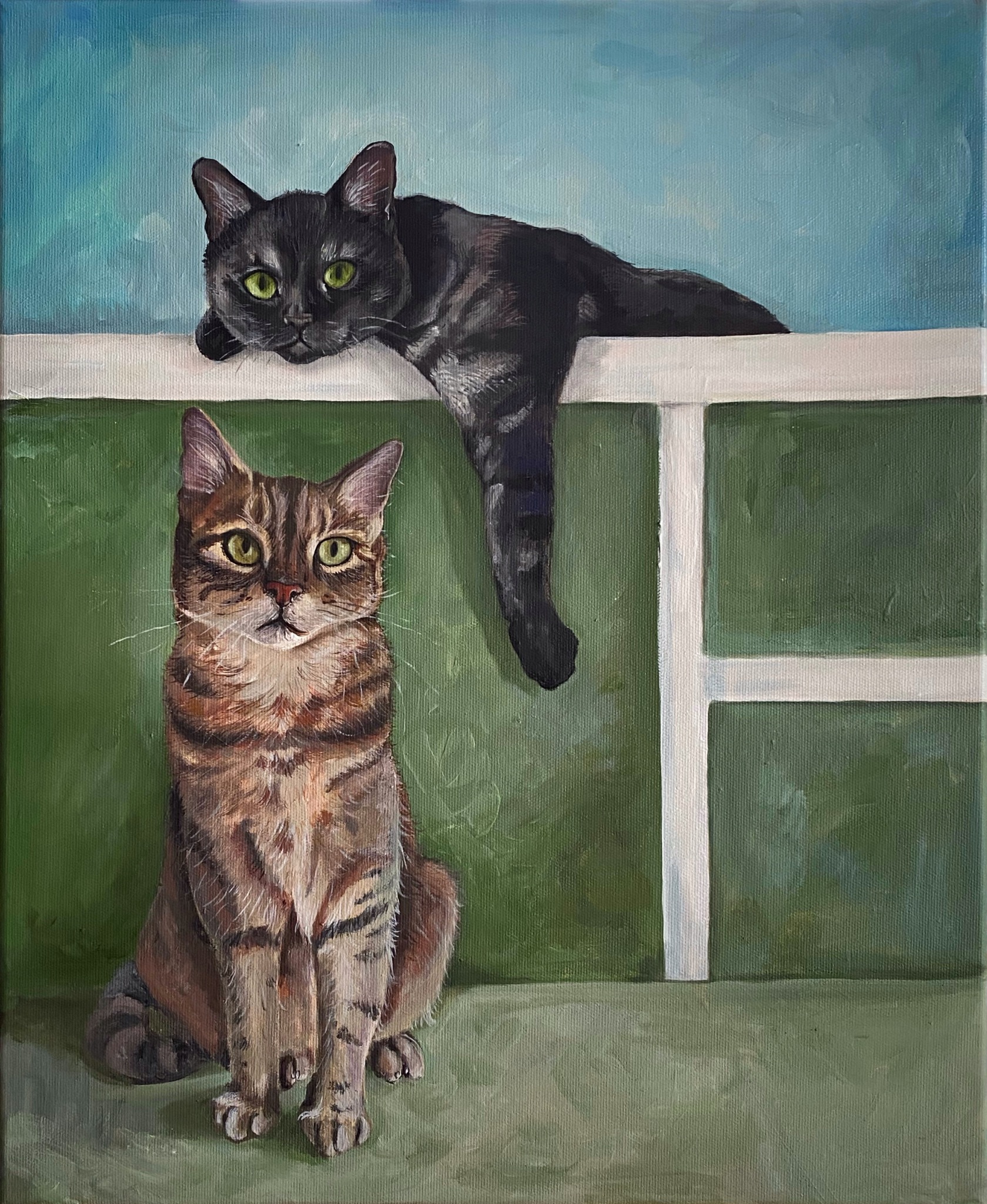 Obraz olejny: Dwa koty o zielonych oczach. Jeden leży na białym murku, drugi siedzi poniżej. Tło w odcieniach zieleni i błękitu.