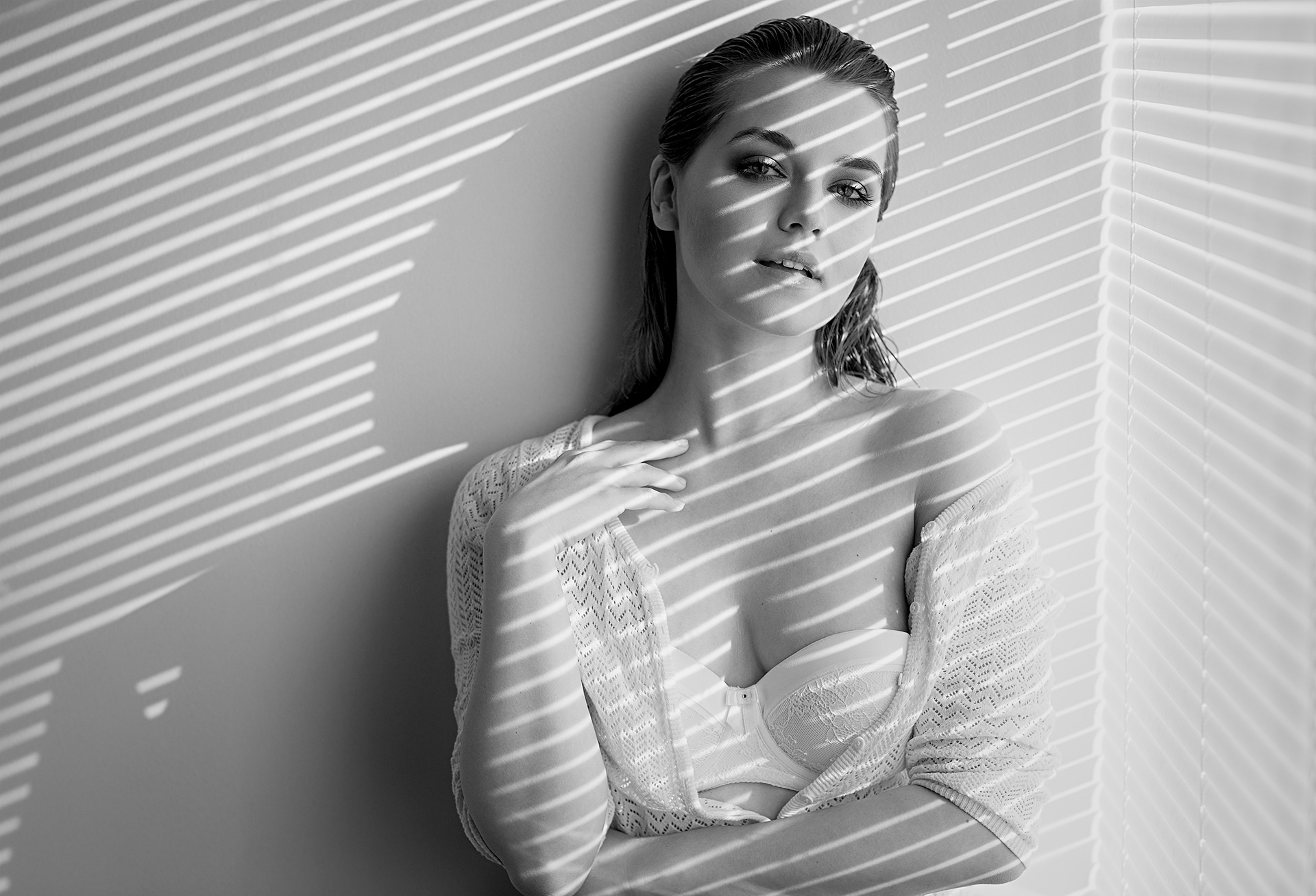 Kolejna fotka kobieca wykonana w pięknie wpadającym przez żaluzje świetle słonecznym.