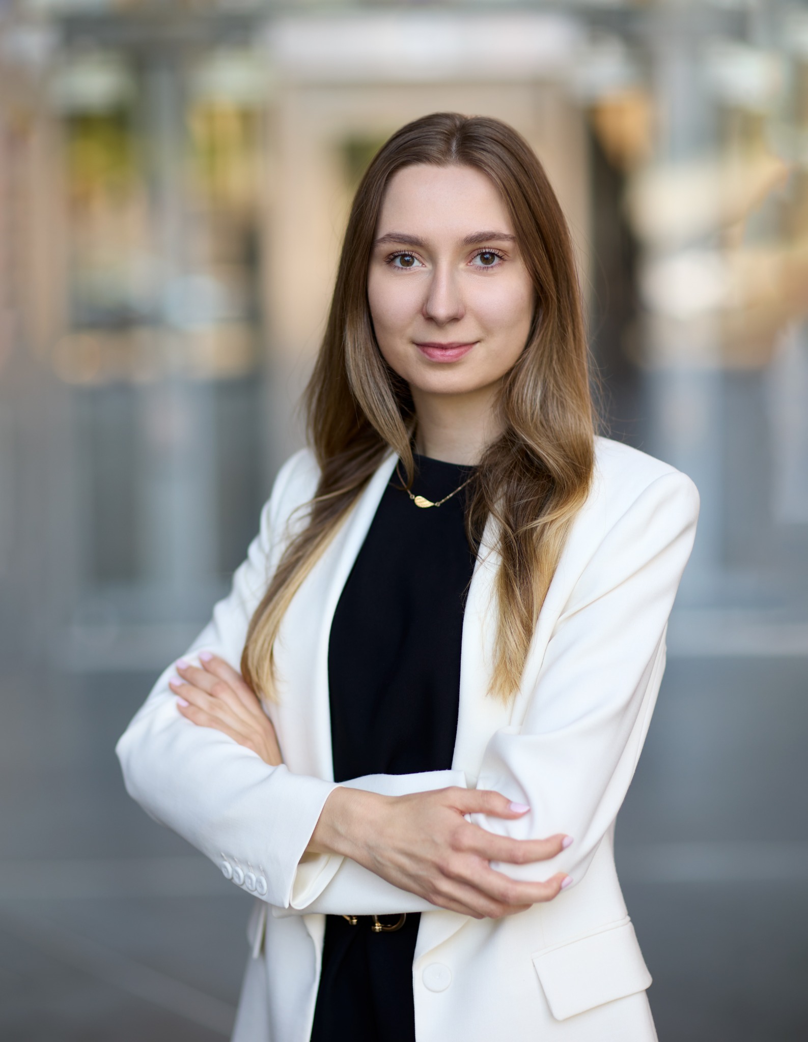 Pięknie podkreślona osoba na zdjęciu z 'rozmytym' tłem.