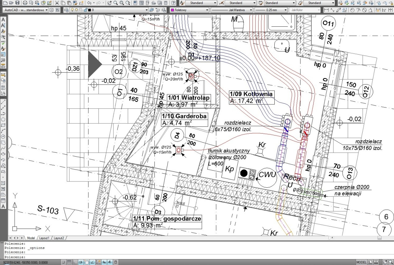 Schemat instalacji wentylacji w budynku, widok z góry. Rzut techniczny z oznaczeniami pomieszczeń, przewodów i elementów systemu rekuperacji. Detaliczny plan z wymiarami.