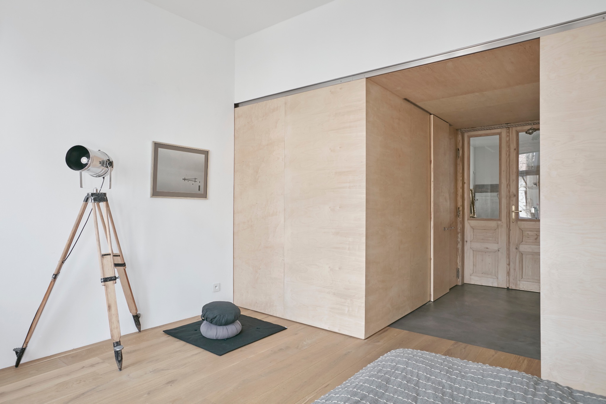 Przechodnia garderoba ze sklejki