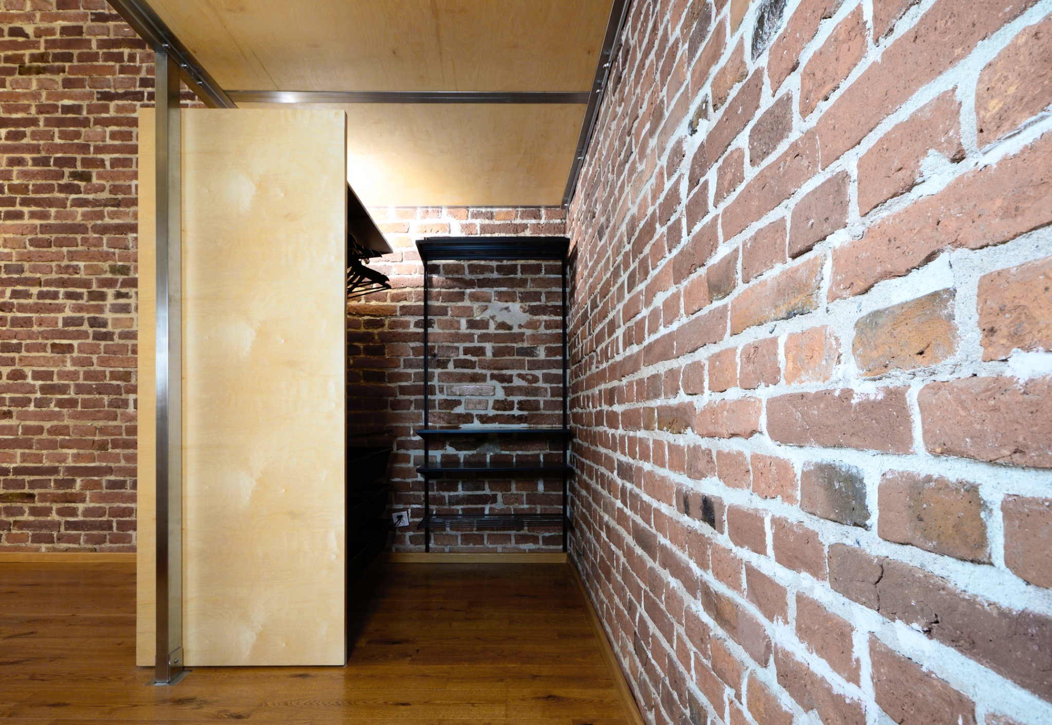 Anteresola z garderobą ze sklejki i metalu - apartament 24m2