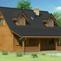 Drewniany dom z czarnym dachem w Pniewie, z widoczną elewacją z bali i zadaszonym tarasem. Ujęcie w słoneczny dzień.