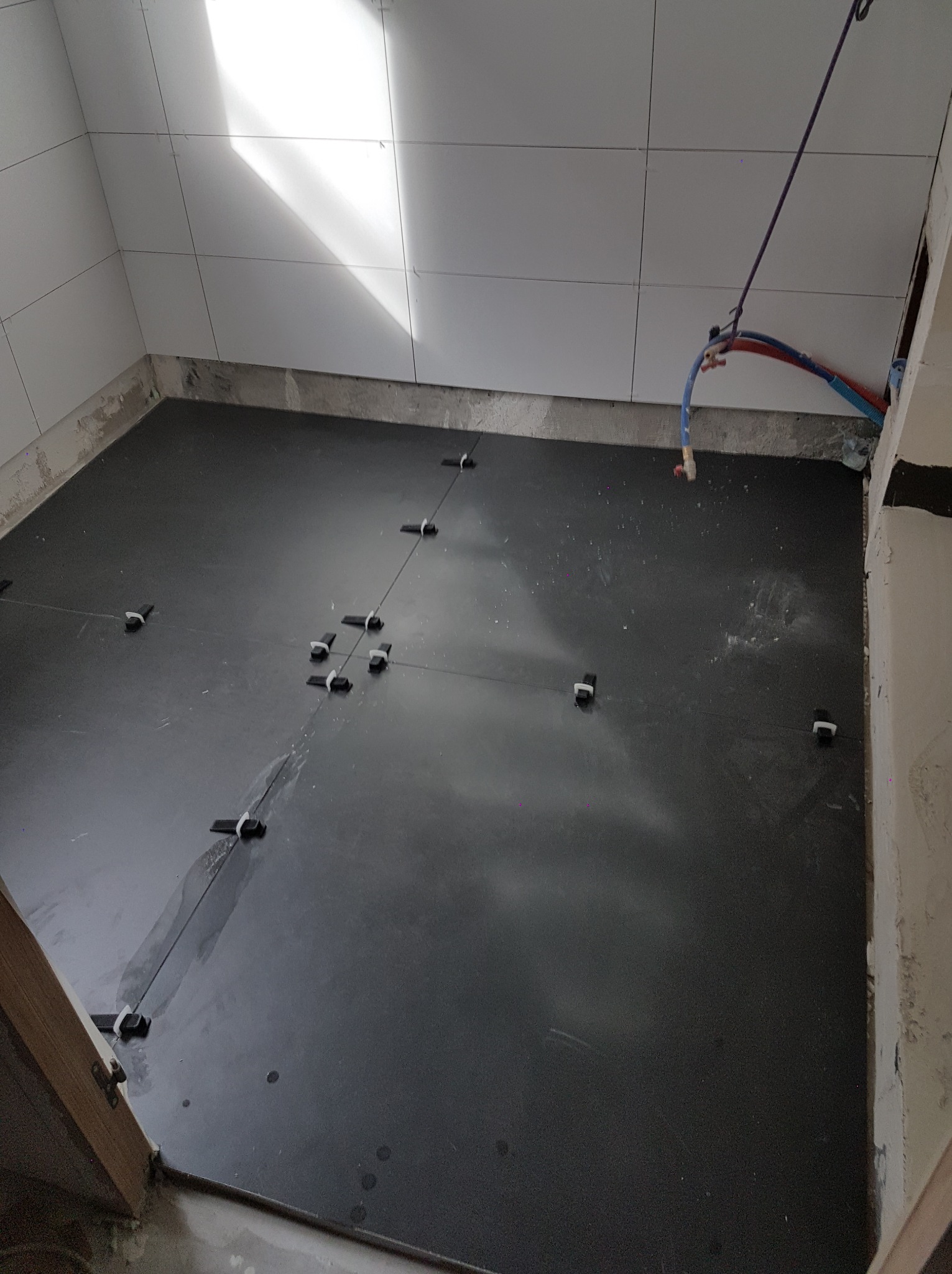 duże płytki w łazience