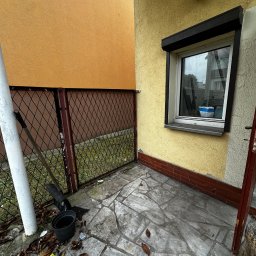 CleanStrike - Zakamarek z kostką brukową, narzędzia ogrodnicze, doniczka i worek ziemi. Przygotowania do prac ogrodowych na małej przestrzeni.