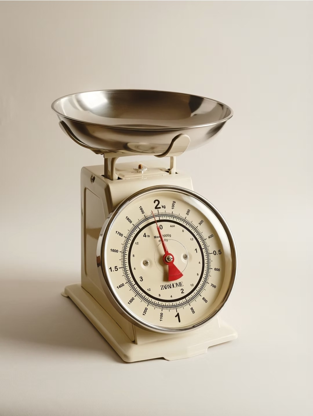 Beżowa waga kuchenna Zarahome z metalową misą, ustawiona na blacie. Igła wskazuje 0,2 kg. Neutralne tło, oświetlenie studyjne, równomierne.