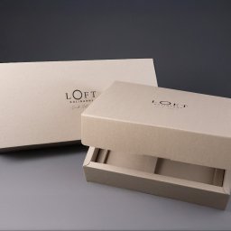 Ujęcie na neutralnym tle podkreśla naturalną strukturę ekologicznego kartonu. Miękkie światło wydobywa faktury materiału i formy opakowań. Lekko otwarte pudełko - funkcjonalność i solidność 
Styl fot. - idealny dla marek premium i produktów rzemieślniczyc