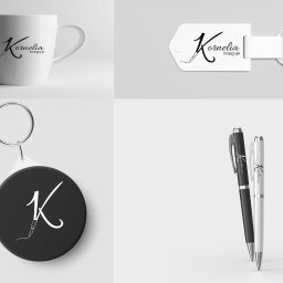 Foto-Graf Studio Marzena Kowalcze-Łupicka - Makieta identyfikacji wizualnej: kubek, brelok (biały i czarny), długopisy (biały i czarny) z logo firmy księgowej na jasnoszarym tle.