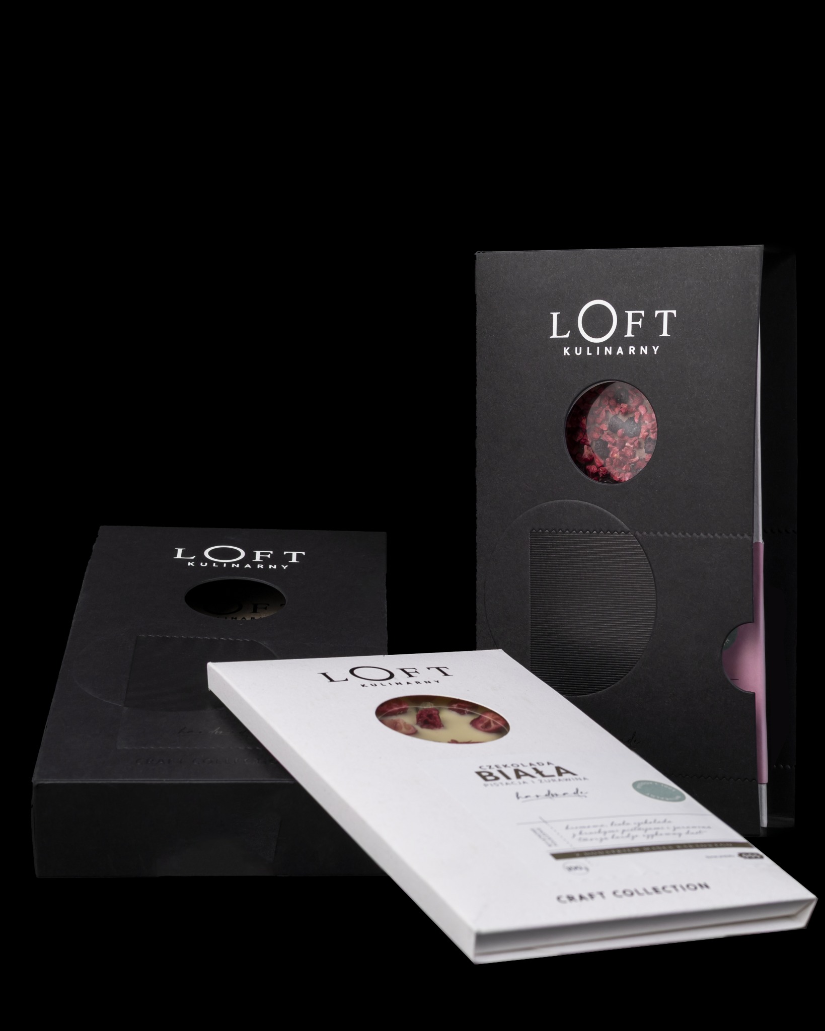 Fotografia produktowa: Trzy opakowania czekolady rzemieślniczej Loft Kulinarny na czarnym tle. Kontrastowe oświetlenie podkreśla detale i premium estetykę.