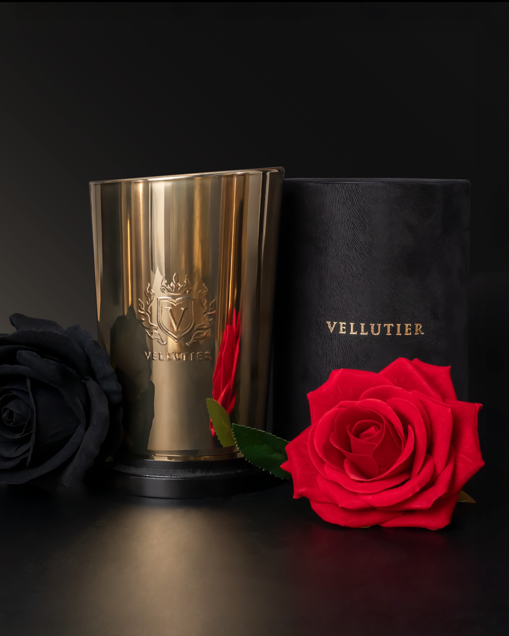 Fotografia produktowa: złoty świecznik Vellutier z czarną i czerwoną różą na ciemnym tle. Elegancka kompozycja podkreśla luksusowy charakter produktu.