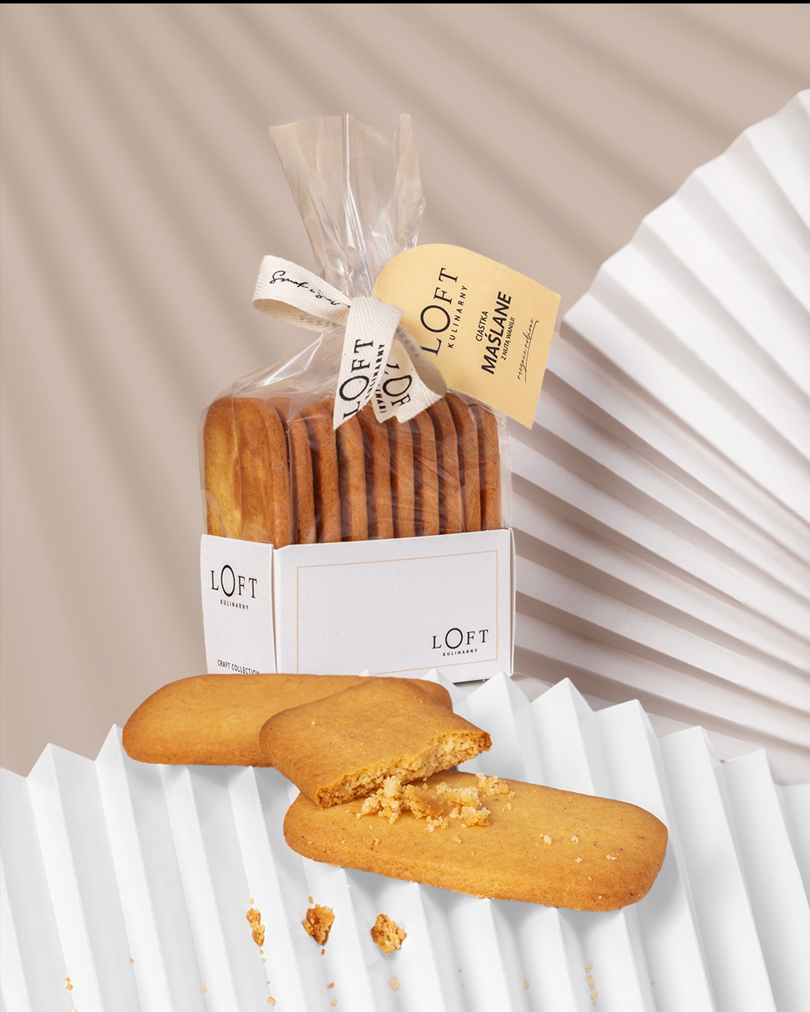 Aranżowana fotografia ciastek maślanych marki Loft Kulinarny. Minimalistyczna kompozycja z użyciem naturalnego światła, podkreślająca kolor i strukturę produktu.