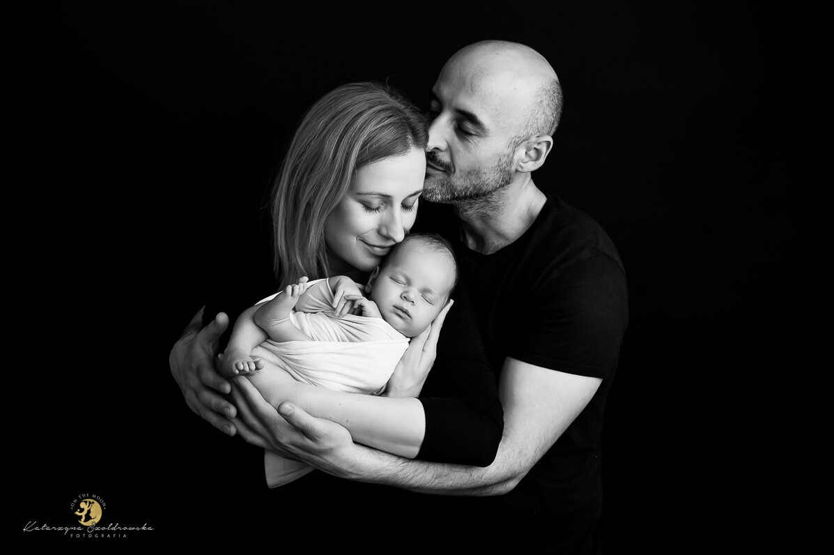 takie zdjęcie możesz mie ze swojej sesji noworodkowej w moim studio On The Moon w Krakowie