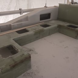 Budowa siedzisk z kaminatu na jachcie.