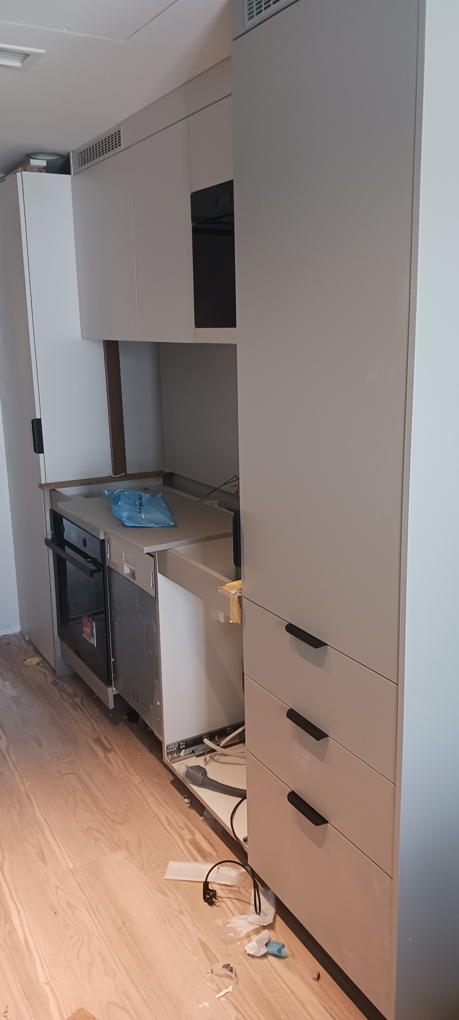 Foto w trakcie zabudowy kuchni.