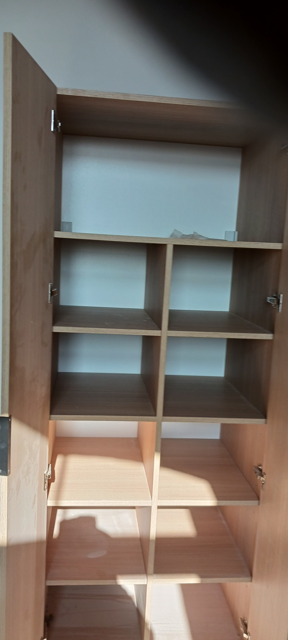 Półeczki w szafie.