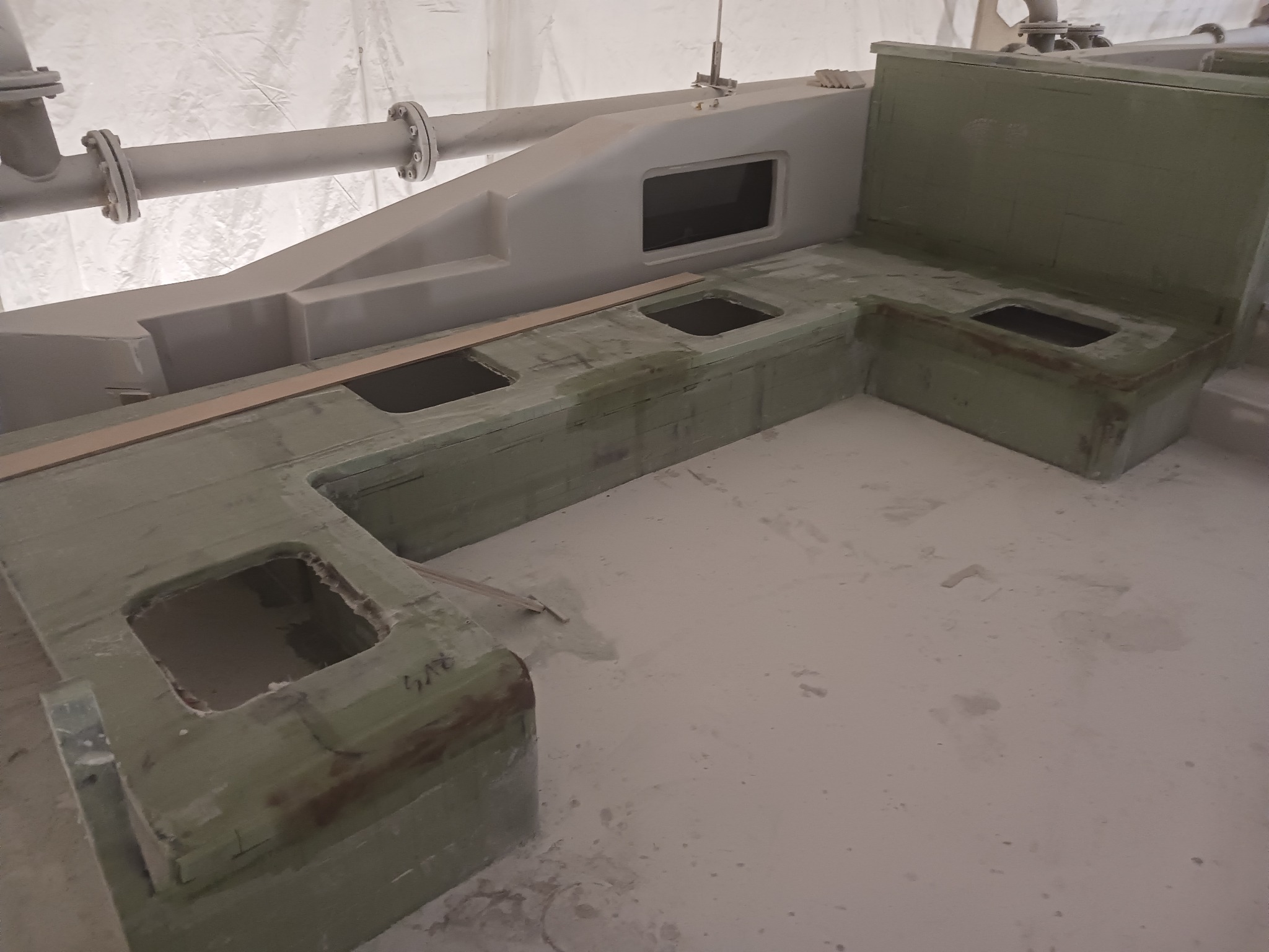 Budowa siedzisk z kaminatu na jachcie.