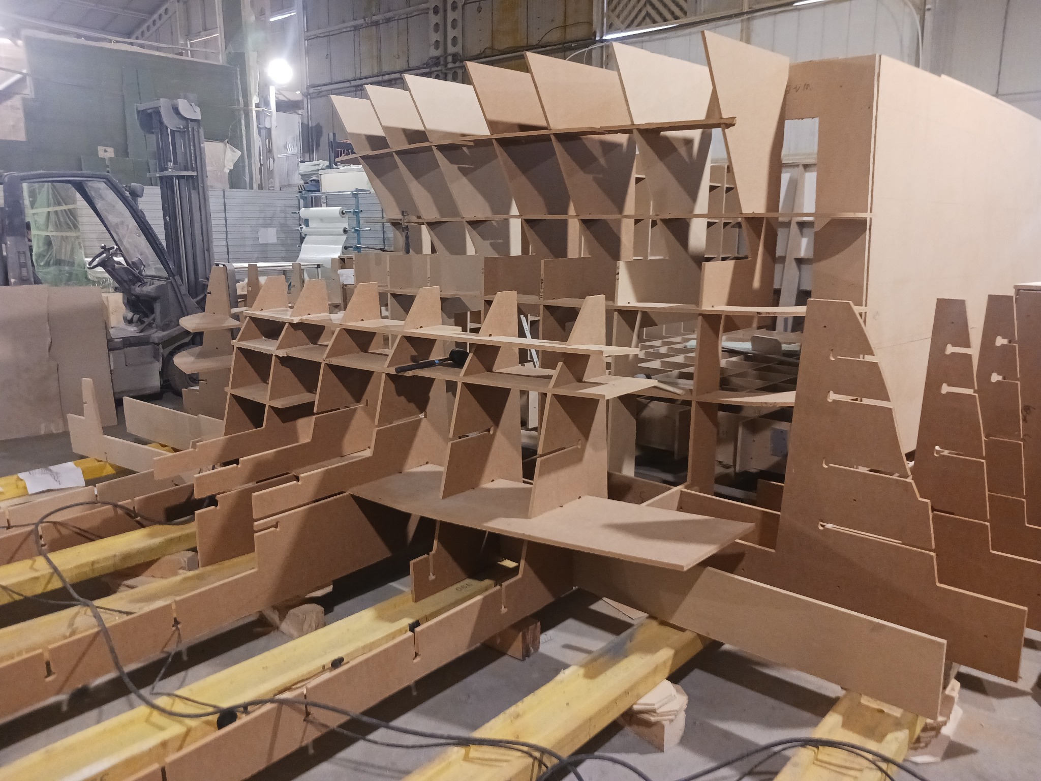 C.d robut na formie pokladu jachtu u Klienta