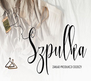 Beżowa koszula w tle, szpulka nici, wieszaki i napis 'Szpulka Zakład Produkcji Odzieży' w ozdobnej czcionce. Minimalistyczny, reklamowy charakter.