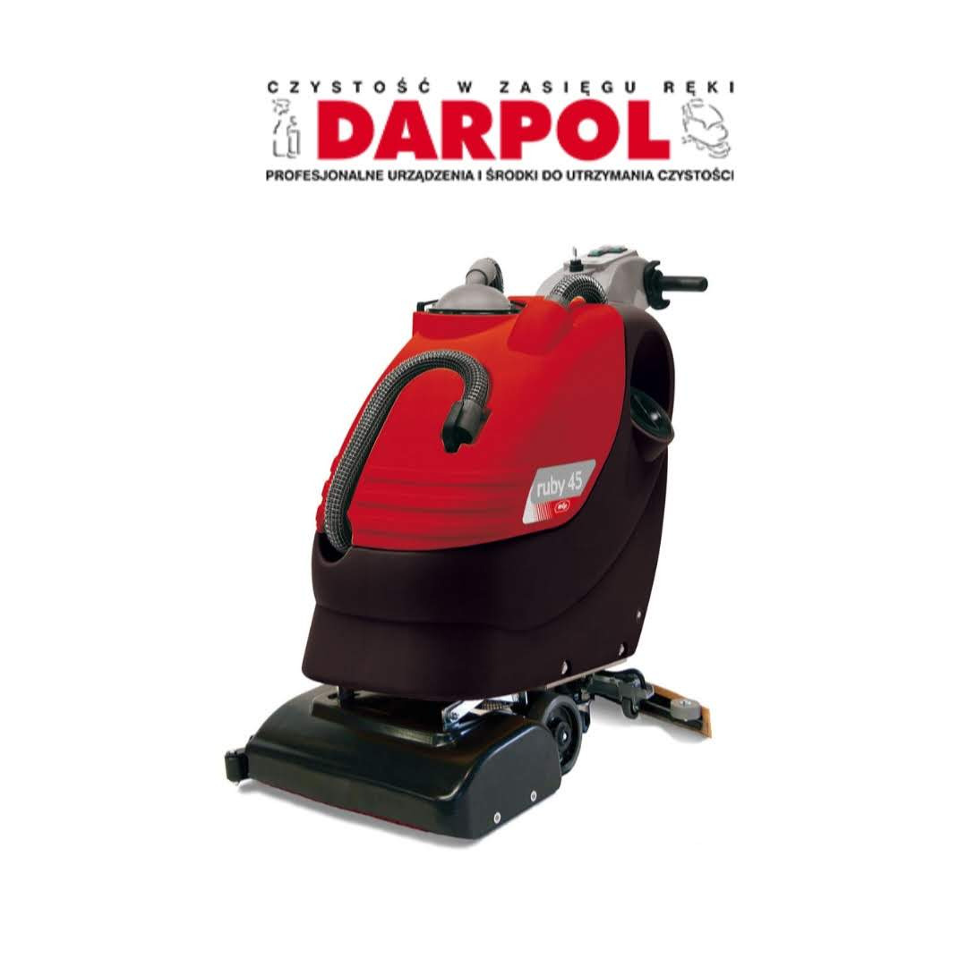 Czerwona, automatyczna szorowarka podłogowa marki Darpol Ruby 45, z widocznym wężem i panelem czyszczącym, na białym tle. Profesjonalne urządzenie do utrzymania czystości.