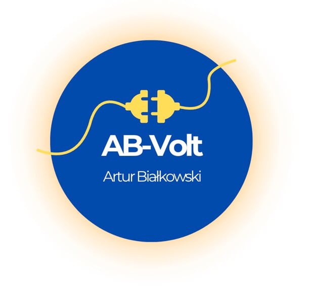 Logo AB-Volt Artur Białkowski na niebieskim okręgu z symbolem wtyczki i kabla w kolorze żółtym, otoczone delikatną poświatą.