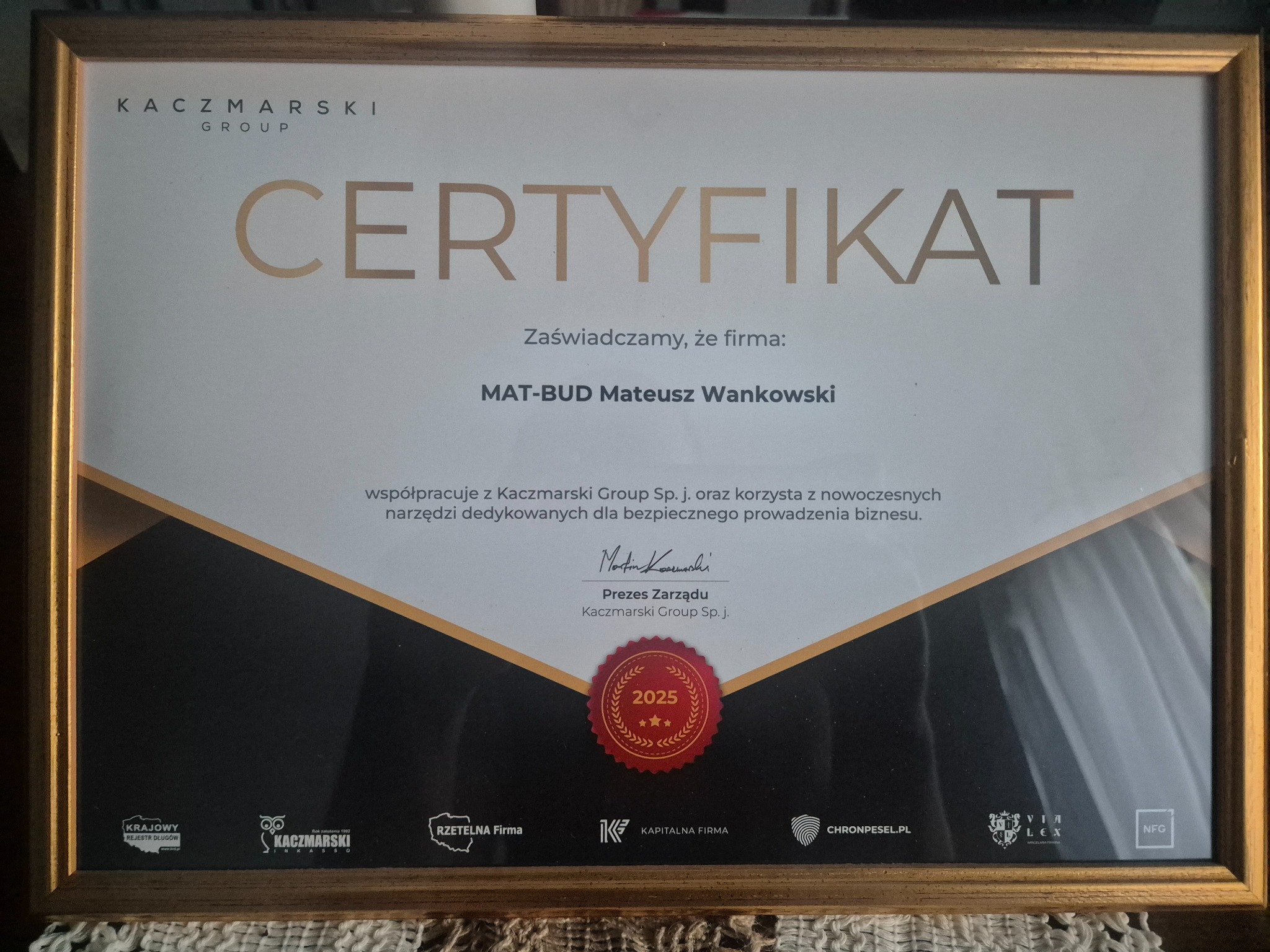 Certyfikat firmy MAT-BUD Mateusz Wankowski w ramce, potwierdzający współpracę z Kaczmarski Group i korzystanie z nowoczesnych narzędzi biznesowych.