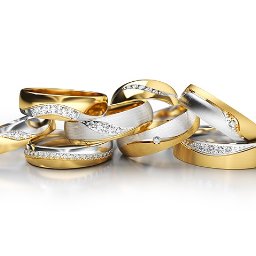 AMORO SPÓŁKA Z OGRANICZONĄ ODPOWIEDZIALNOŚCIĄ - Zestaw złotych i srebrnych obrączek zdobionych cyrkoniami, ułożonych na białym tle z wyraźnym odbiciem. Obrączki ślubne z brylantami.