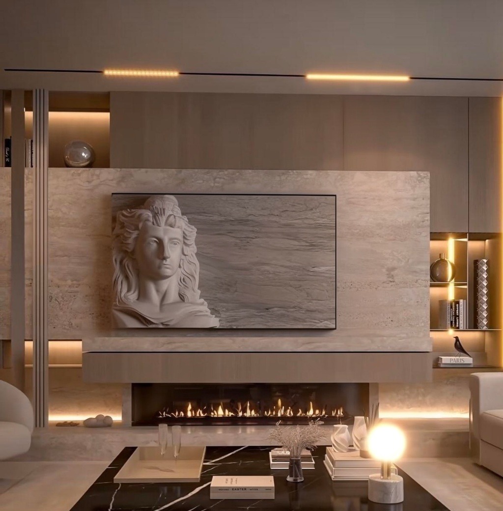 Elegancki salon z kominkiem i rzeźbą nad telewizorem, oświetlenie LED podkreśla detale. Marmurowy stolik kawowy i subtelne dekoracje dopełniają aranżację.