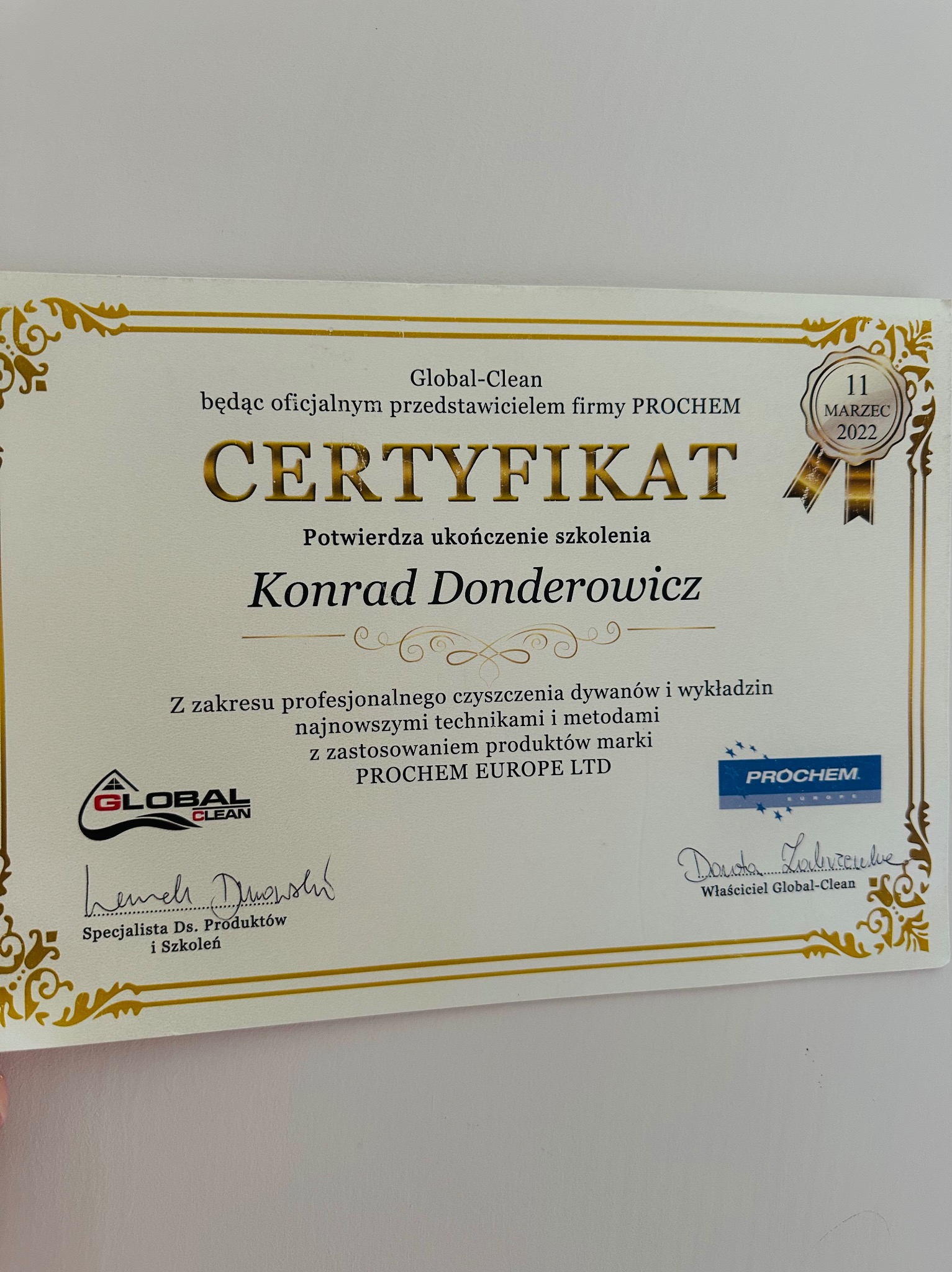 Certyfikat ukończenia szkolenia z czyszczenia dywanów i wykładzin dla Konrad Donderowicz od Global-Clean z logo Prochem Europe LTD.