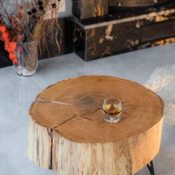 stolik kawowy z grubego plastra drewna