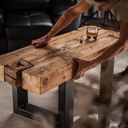 loftkowy stolik kawowy ze starego drewna , z widocznymi znakami historii 