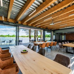 Drewniane Klimaty - stoły restauracyjne w hotelu Warlity