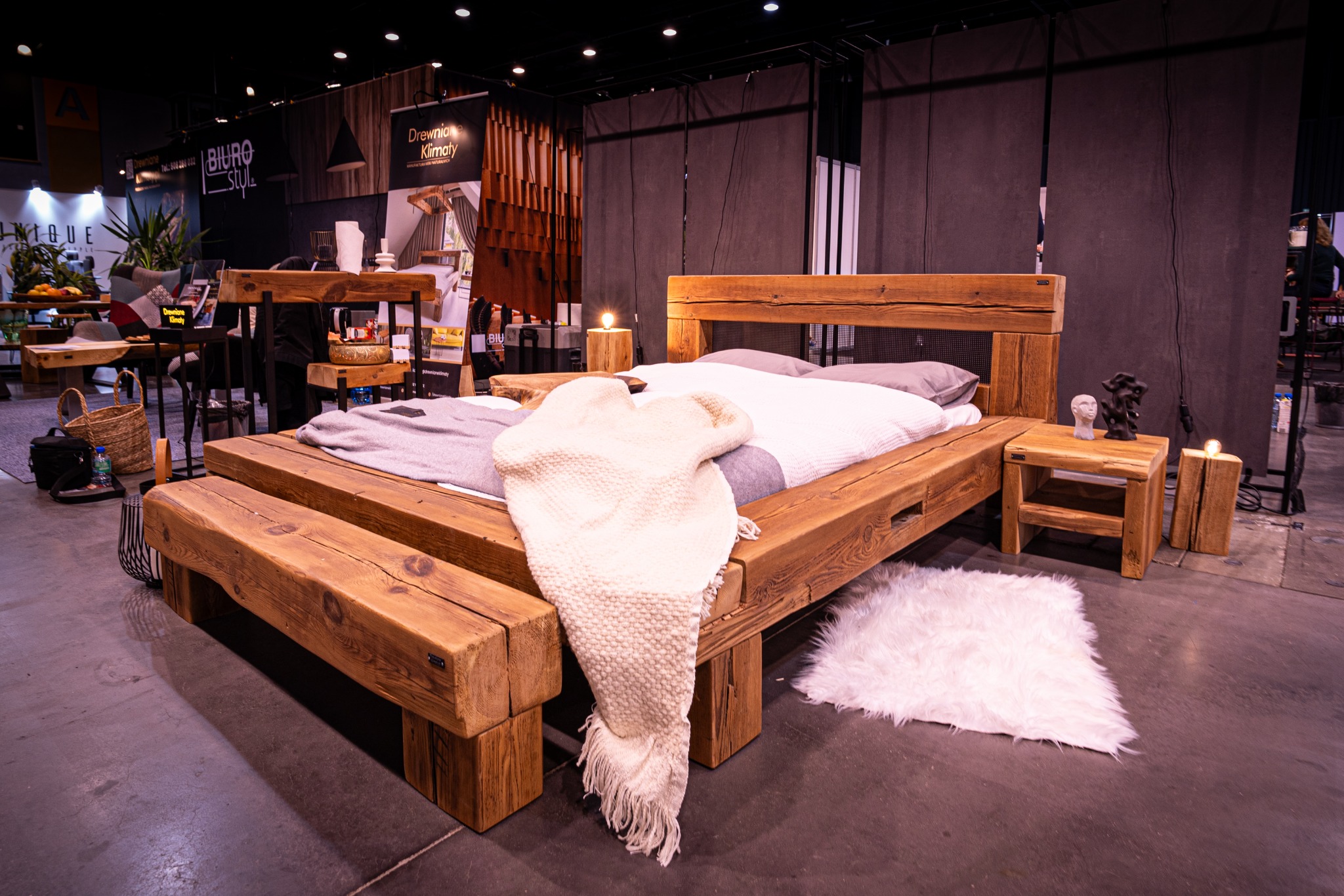 Łóżko ze starego drewna rozbiórkowego, w komplecie z toaletką oraz szafkami nocnymi i siedziskiem