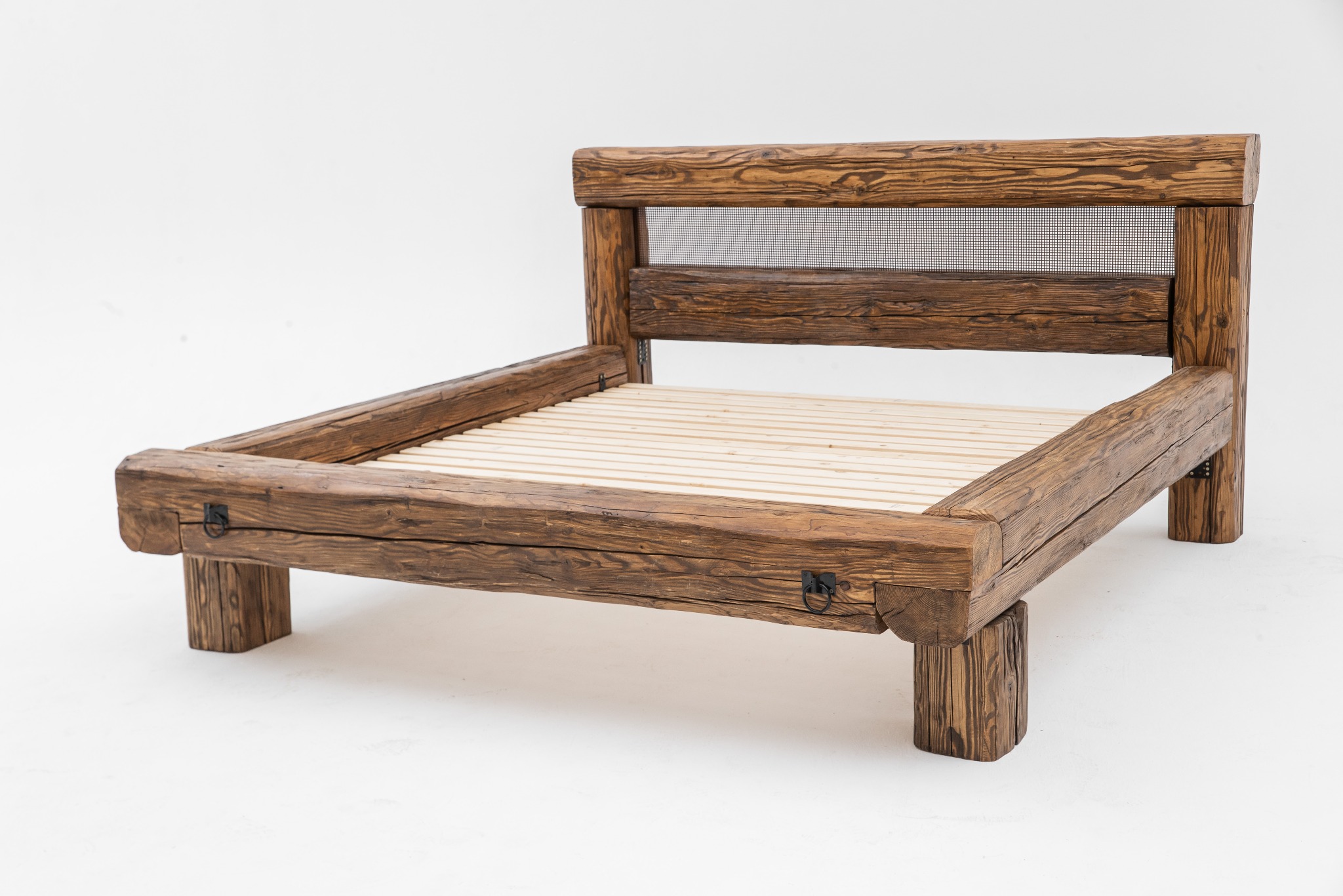 łóżko ze starych belek rozbiórkowych