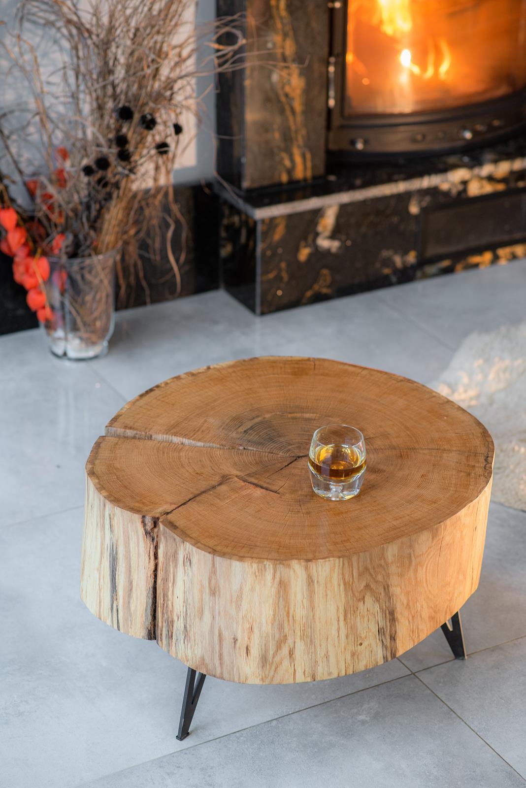 stolik kawowy z grubego plastra drewna