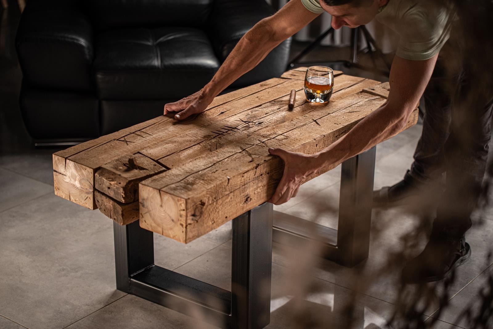 loftkowy stolik kawowy ze starego drewna , z widocznymi znakami historii