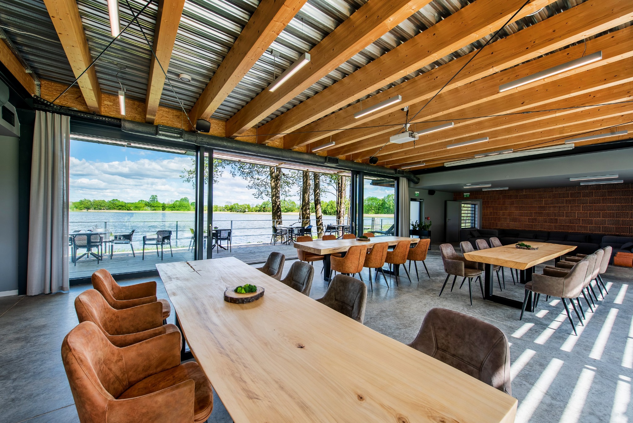 stoły restauracyjne w hotelu Warlity