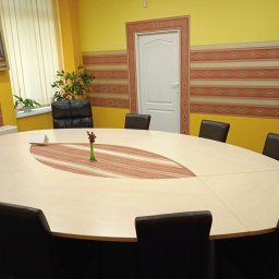 Sala konferencyjna – Łódź, Piotrkowska
Wynajem na godziny, 10–13 osób.
Telewizor, komfort, parking gratis.
Faktura VAT.
Zadzwoń i zarezerwuj!