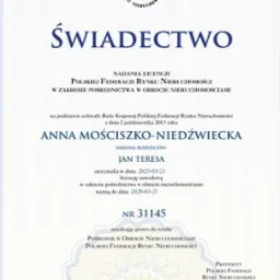 Skan świadectwa licencji pośrednika w obrocie nieruchomościami Polskiej Federacji Rynku Nieruchomości, z datami ważności i danymi osobowymi.