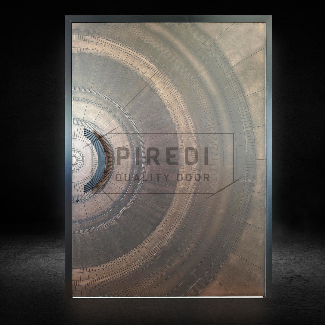 Nowoczesne drzwi zewnętrzne Piredi z metaliczną, okrągłą fakturą i minimalistyczną ramą na ciemnym tle. Unikalny design i wysoka jakość wykonania.