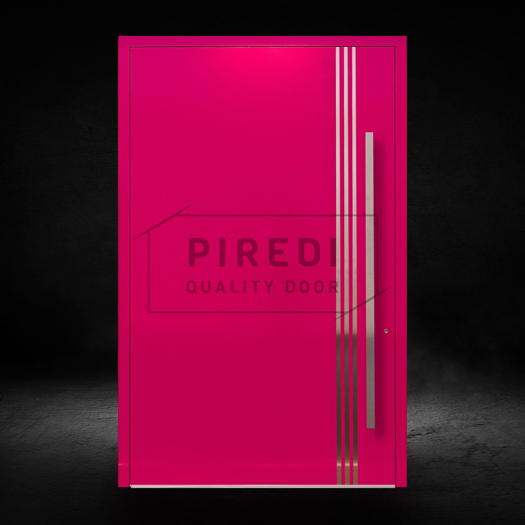 Różowe drzwi zewnętrzne z trzema srebrnymi paskami i długim uchwytem. Logo 'PIREDI QUALITY DOOR' w górnej części. Minimalistyczny design na ciemnym tle.