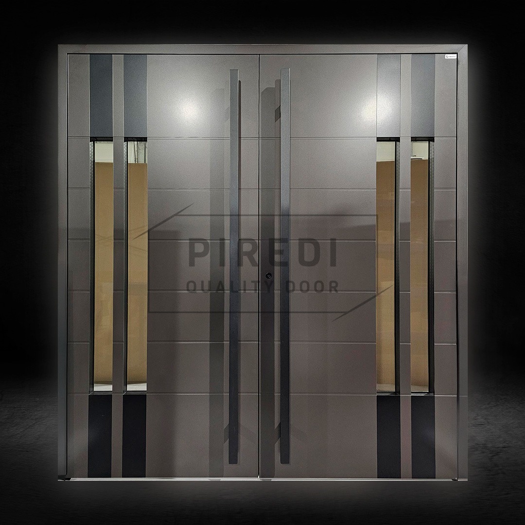 Nowoczesne, dwuskrzydłowe drzwi zewnętrzne z poziomymi panelami i pionowymi, smukłymi przeszkleniami, wykończone w odcieniach szarości i czerni. Minimalistyczny design.