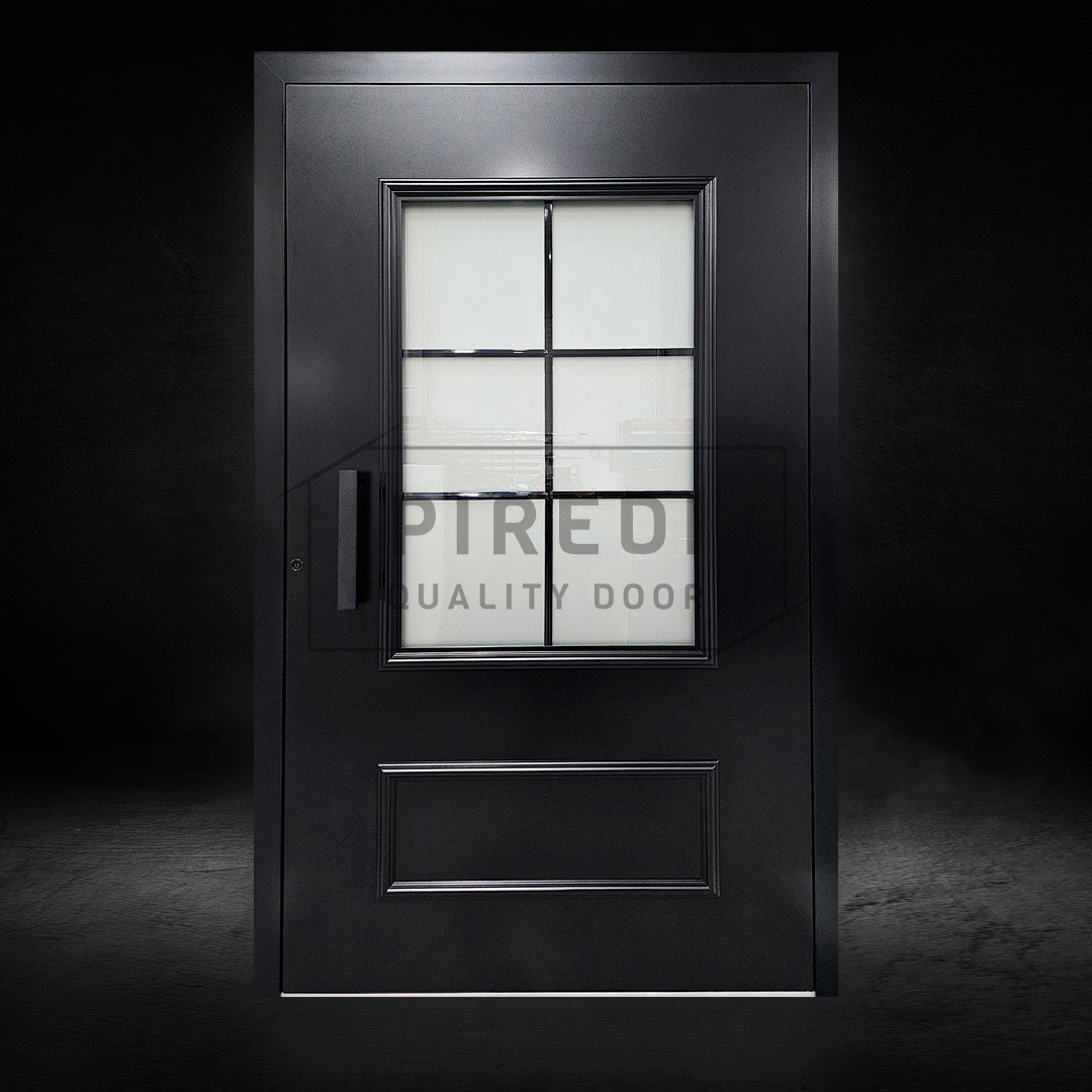Ciemne drzwi wejściowe z szybą podzieloną na sześć części, minimalistyczny design, czarna klamka, oświetlenie studyjne, elegancki wygląd.